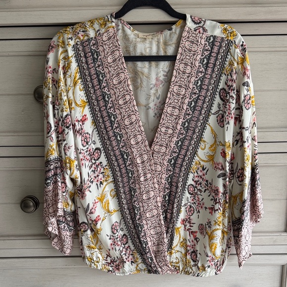 Mystree Tops - Mystree Floral V-Neck Blouse in Cream and Pink SZ Medium